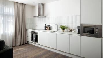 Studio, 1 King Bed, Non Smoking | Private kitchen