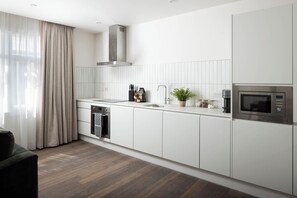 Studio, 1 King Bed, Non Smoking | Private kitchen