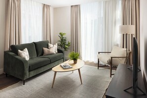 Apartment, 1 King Bed, Non Smoking | Living area