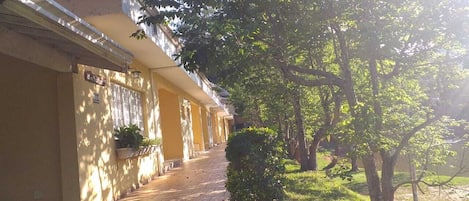 Vista frontal de la propiedad