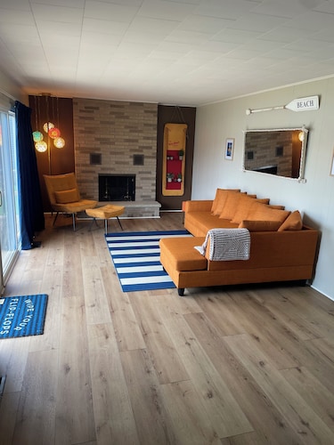 3-bedroom cottage on beautiful Big Pine Island Lake. Sandy beach, huge deck.
