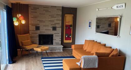 3-bedroom cottage on beautiful Big Pine Island Lake. Sandy beach, huge deck.