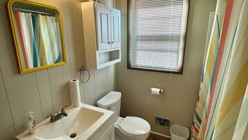 Asciugacapelli, asciugamani, sapone, carta igienica