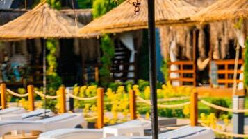 Piscine extérieure, parasols de plage, chaises longues