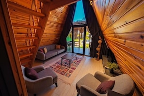Bungalow familiar, vistas a la piscina | 1 dormitorio, sistema de insonorización, wifi gratis