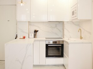 Fridge, microwave, oven, coffee/tea maker - Cozy apartment for 2 in the 11th (Paris)