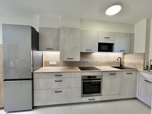 Kühlschrank, Mikrowelle, Ofen, Geschirrspüler