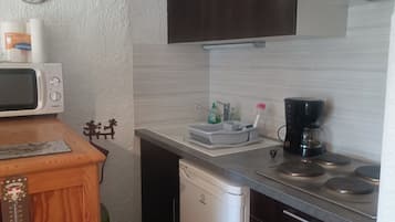 Kylskåp, mikrovågsugn, ugn och kaffe- och tebryggare