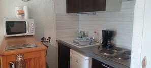 Fridge, microwave, oven, coffee/tea maker