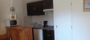 Fridge, microwave, oven, coffee/tea maker