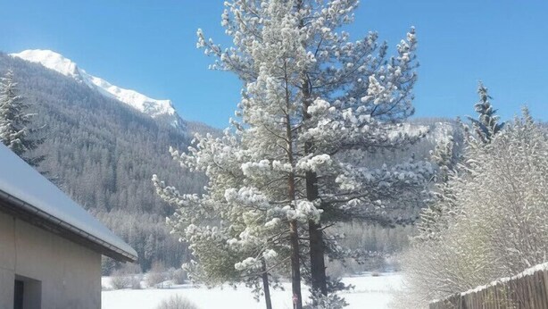 A snow-covered landscape with a building and trees. - Nice studio in the heart of Le Monêtier-les-Bains (Le Monêtier-les-Bains)