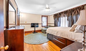 3 bedrooms, iron/ironing board, free WiFi, bed sheets - Spacious Historic Zacharias House w/o 3rd floor access, Sleeps 6. (Detroit)