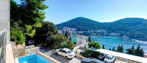Seasonal outdoor pool, pool loungers