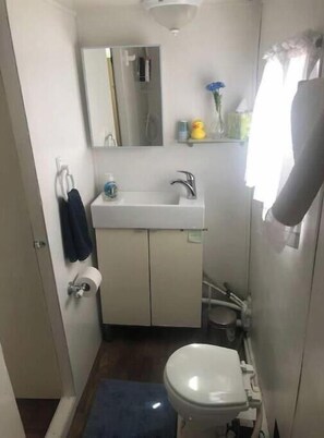 Bathroom - LEO on the WATER (Baltimore)