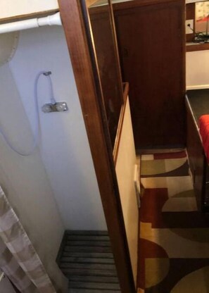 2 bedrooms, WiFi - Old school 36f Cabin Cruiser boat (Baltimore)
