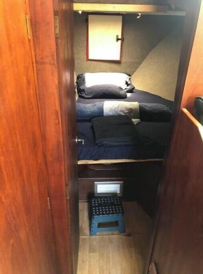 2 bedrooms, WiFi - Old school 36f Cabin Cruiser boat (Baltimore)