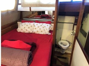 2 bedrooms, WiFi - Old school 36f Cabin Cruiser boat (Baltimore)