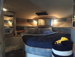 1 bedroom - Cruiser Boat (Baltimore)