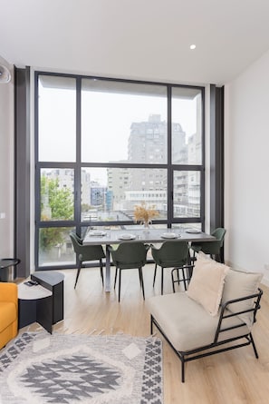 Apartamento standard, vista para a cidade | Área de estar
