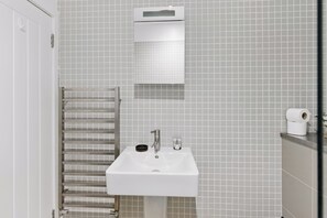 Sèche-cheveux, serviettes fournies, papier toilette