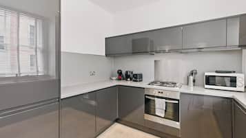 Een koelkast, een microgolfoven, een oven, een kookplaat