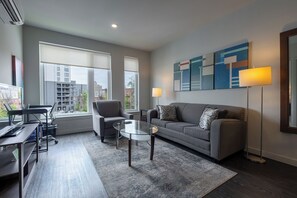 Apartamento de lujo, cocina | Zona de estar | Una Smart TV, servicios de streaming