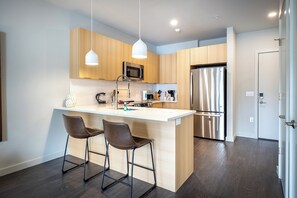 Appartement Luxe, cuisine | Cuisine privée | Grand réfrigérateur, micro-ondes, four, plaque de cuisson