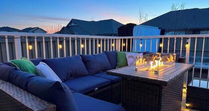 Firelight Lodge: Hot Tub & King Suite