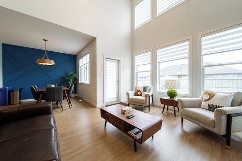 Nordic Oasis near WEM | Hot Tub, 2 Lounges, King Ensuite • Sleeps 10