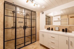 Douche, sèche-cheveux, papier toilette