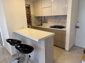 Fridge, stovetop, coffee/tea maker, blender