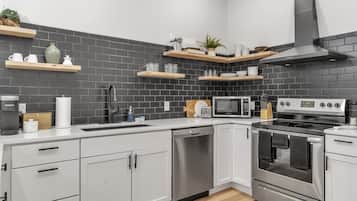 Réfrigérateur, four à micro-ondes, un four, surface de cuisson