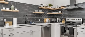 Carriage House Loft - King Bed and Garage Parking