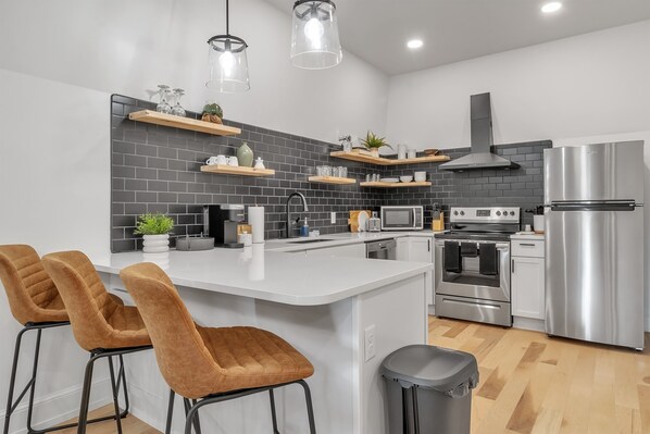 Een koelkast, een microgolfoven, een oven, een kookplaat