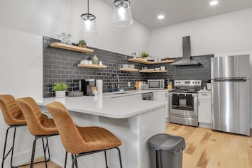Spacious, modern kitchen with full size appliances
