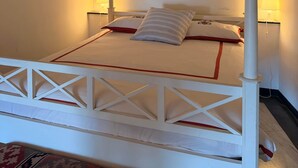 A four-poster bed with a canopy, white walls, and two bedside lamps. - Vista Mare Antico [Mura delle Grazie] (Genoa)
