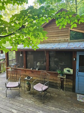 Terrace/patio - Fantastic cabin with WiFi in Bryson City Black Top Driveway Secluded 6 acres (Bryson City)