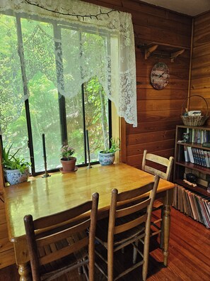 Dining - Fantastic cabin with WiFi in Bryson City Black Top Driveway Secluded 6 acres (Bryson City)