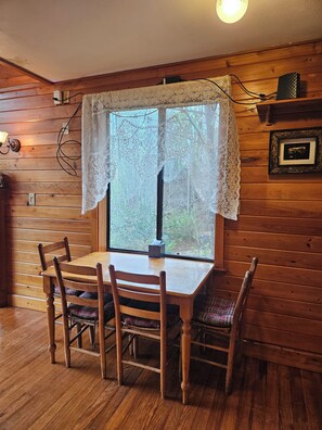 Dining - Fantastic cabin with WiFi in Bryson City Black Top Driveway Secluded 6 acres (Bryson City)