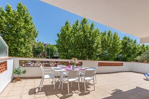 Apartment | Outdoor dining