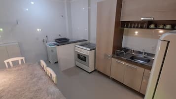 Apartamento básico | Cozinha privada | Torradeira, liquidificador, talheres/pratos/utensílios de cozinha