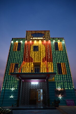 Un bâtiment sur lequel on peut voir une enseigne bien visible indiquant « JOTHI MAHAL ».
