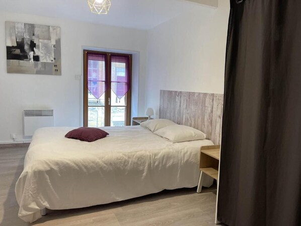 2 habitaciones, tabla de planchar con plancha, wifi y ropa de cama