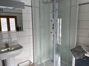 Regadera, secadora de cabello, toallas, papel de baño