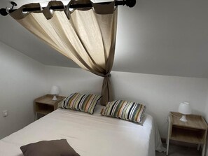 2 habitaciones, tabla de planchar con plancha, wifi y ropa de cama