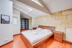 4 bedrooms, desk, iron/ironing board, Internet - Lovely large flat in the heart of Bordeaux (Bordeaux)