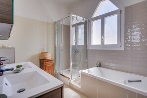 Shower, hair dryer, towels
