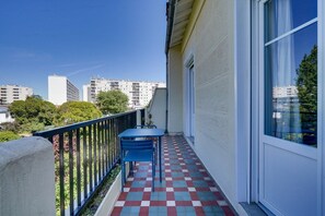 Outdoor dining - Beautiful house with pool and garden (Bordeaux)