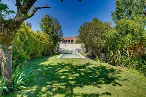 Property grounds - Beautiful house with pool and garden (Bordeaux)