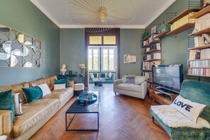 TV - Beautiful house with pool and garden (Bordeaux)